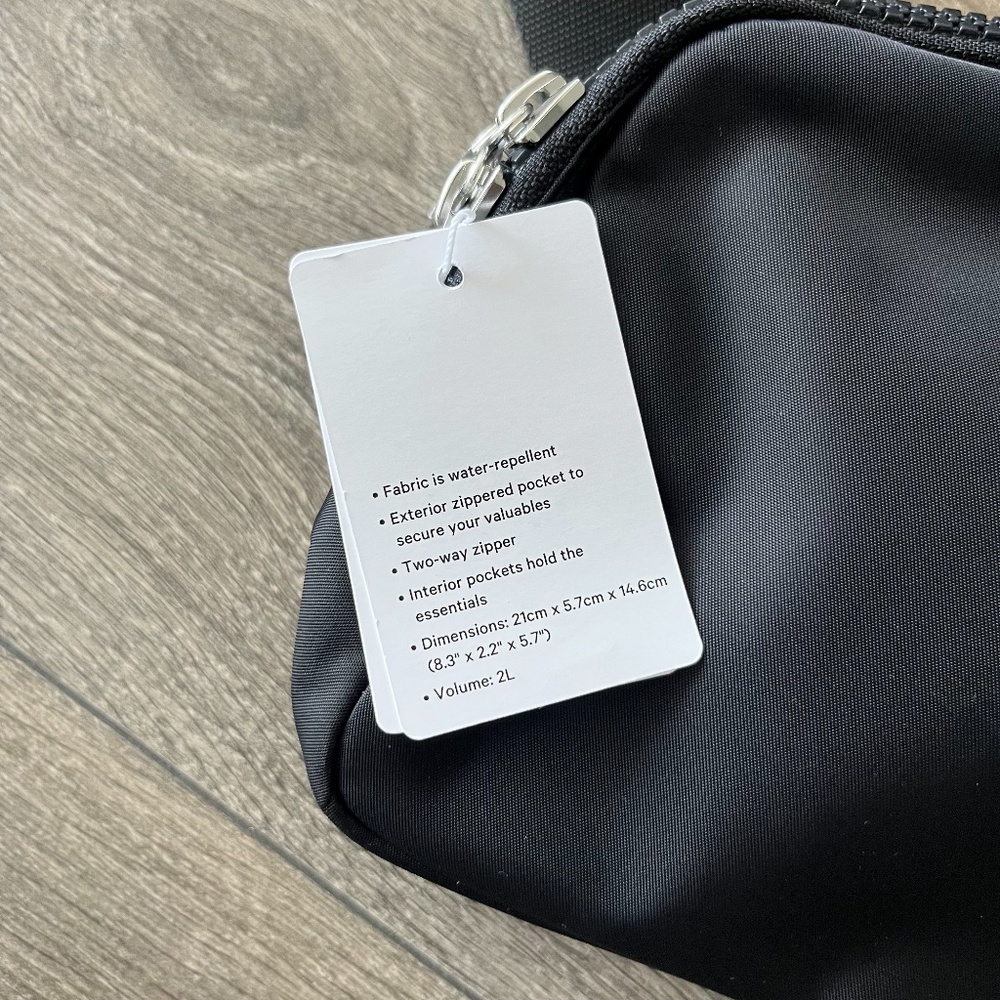 NWT Lululemon Large Everywhere Belt Bag - Black (2L) - Picture 3 of 4